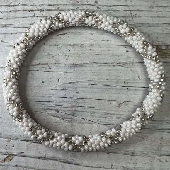 😍 Beautiful set of 3 roll on bracelets from Aid Through Trade. Beaded, perfect - Picture 6 of 6